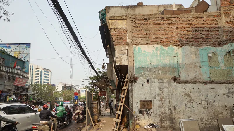 Nhiều hộ dân thuộc diện phải di dời tại dự án đường Vành đai 1 của Hà Nội vẫn chưa chịu di dời