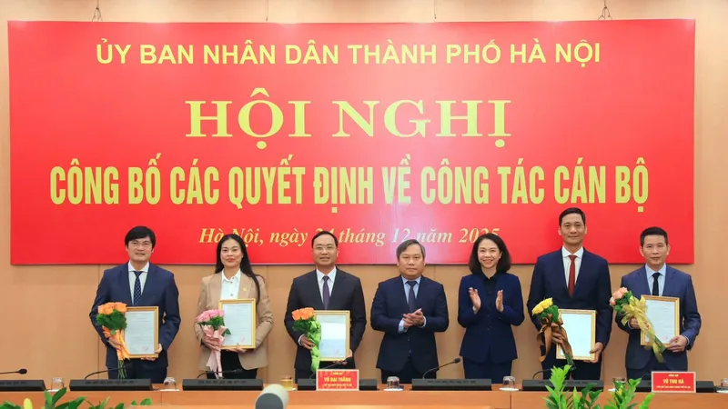Chủ tịch UBND TP Hà Nội trao quyết định tới các lãnh đạo sở, ngành của TP Hà Nội được điều động, bổ nhiệm