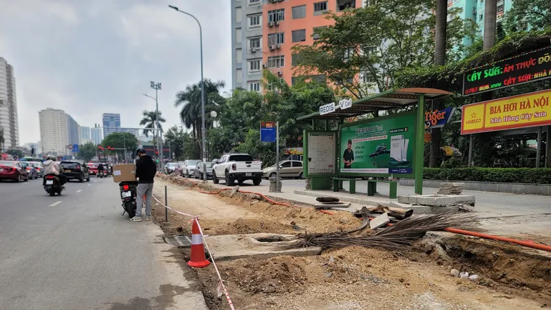  Hà Nội cắt xén vỉa hè mở rộng đường cho ô tô, xe máy