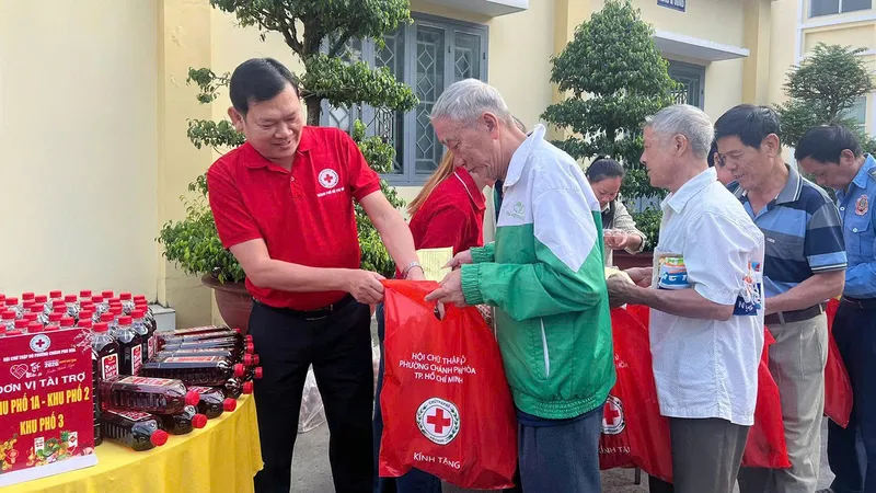 Phong trào “Tết Nhân ái” Xuân Bính Ngọ 2026 đã trao hơn 1,3 triệu suất quà