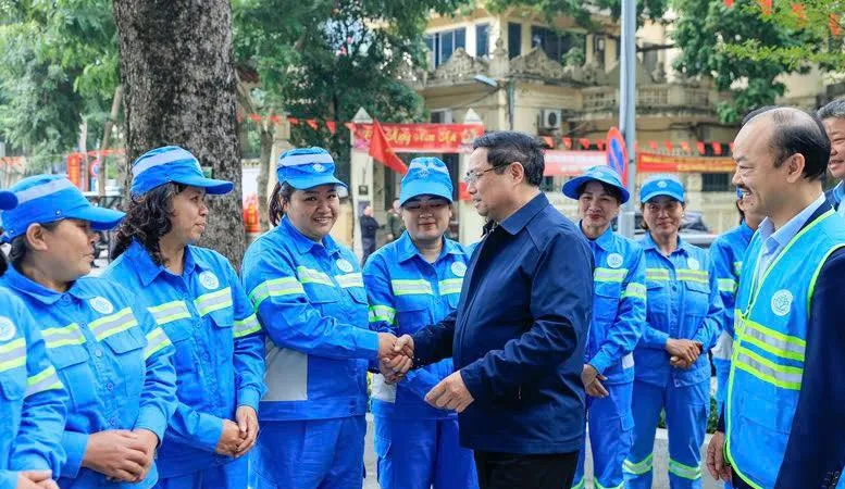 Thủ tướng Phạm Minh Chính thăm, tặng quà công nhân môi trường đô thị Hà Nội