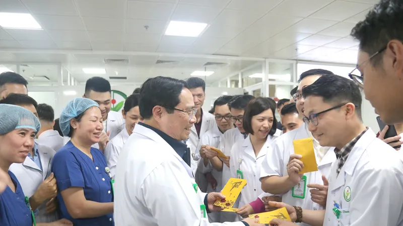 Thủ tướng Phạm Minh Chính thăm hỏi, chúc tết Bệnh viện Bạch Mai và Bệnh viện Hữu nghị Việt Đức