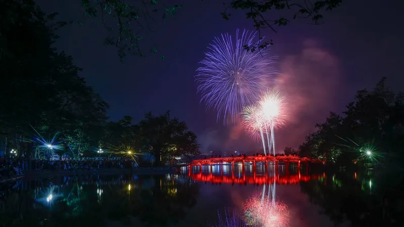 Hà Nội rộn ràng, rực rỡ đón năm mới Bính Ngọ 2026
