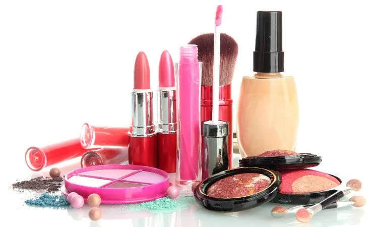 Thu hồi, tiêu hủy gần 300 loại mỹ phẩm có chất gây nguy hại cho sinh sản
