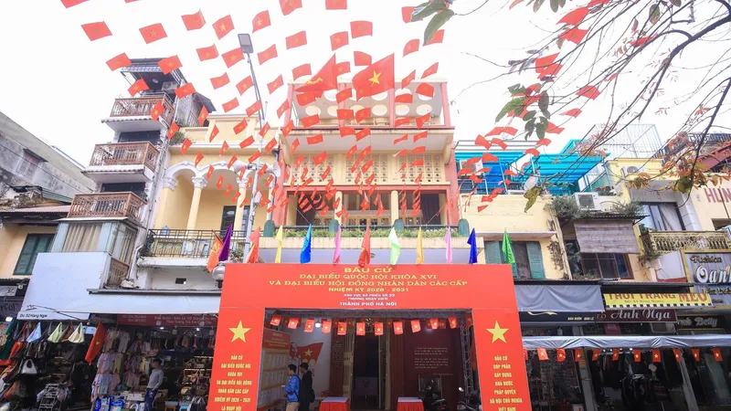 Rực rỡ cờ hoa tại những điểm bầu cử đặc biệt ở Hà Nội