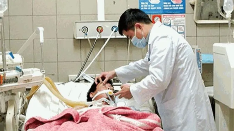 Một bệnh nhân ngộ độc rượu trong tình trạng nguy kịch.
