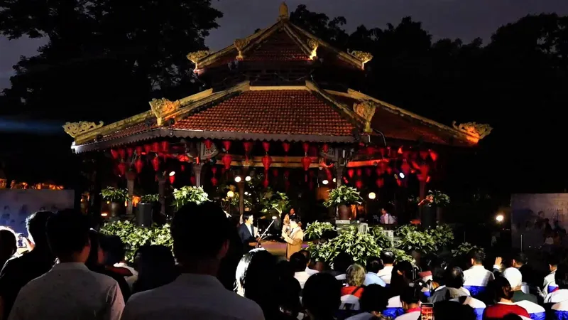 Chương trình “Hà Nội bình yên” tại nhà Bát Giác trong không gian phố đi bộ hồ Hoàn Kiếm thu hút đông đảo người dân và du khách