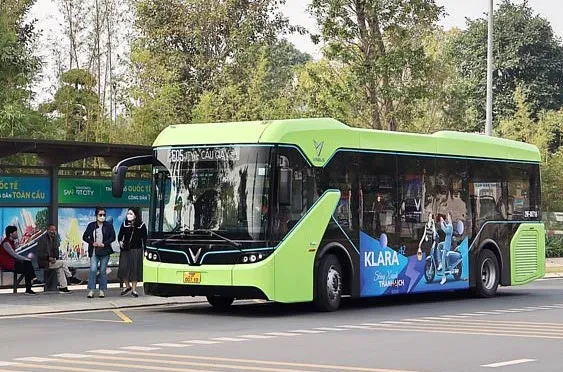 Hà Nội vận hành 10 tuyến xe buýt điện với gần 300 xe
