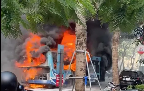 Hà Nội: Xe buýt bốc cháy dữ dội trên đường Lý Thường Kiệt