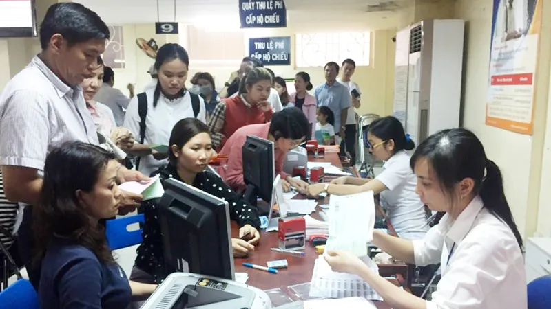 Người dân đăng ký nhận kết quả cấp hộ chiếu qua bưu điện