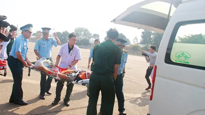Đưa bệnh nhân lên xe cấp cứu về Bệnh viện Quân y 175