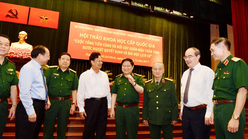 Các đồng chí lãnh đạo, nguyên lãnh đạo trao đổi tại hội thảo. Ảnh: VIỆT DŨNG