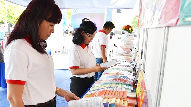 Sách pháp luật trưng bày tại ngày hội. Ảnh: H.N
