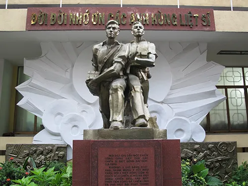 Tượng đài tưởng niệm các chiến sĩ đội 4 - Biệt động Sài Gòn trong trận đánh vào Đài Phát thanh Sài Gòn dịp Tết Mậu Thân 1968