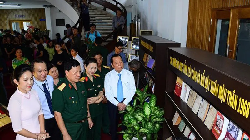 Đại biểu tham quan triển lãm tư liệu “50 năm - Một mùa Xuân lịch sử”