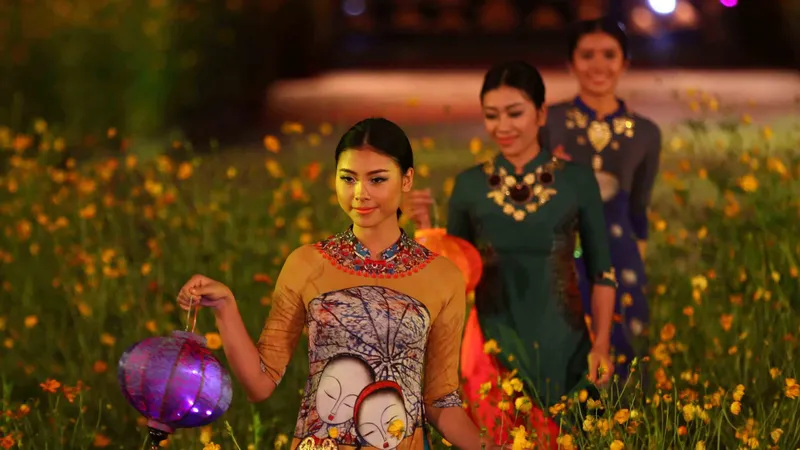 Sân khấu biểu diễn áo dài lộng lẫy ở cầu Trường Tiền.