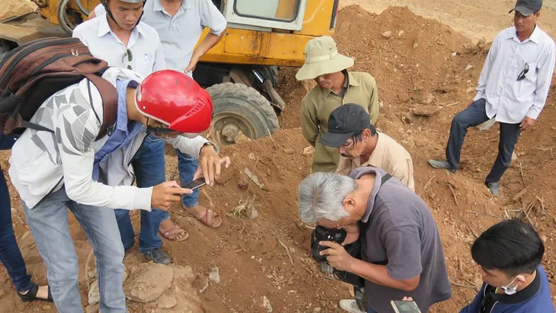 Bia đá được tìm thấy dưới lớp đất san ủi làm bãi đỗ xe
