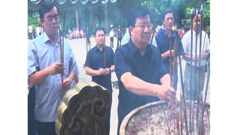 Phó Thủ tướng Trịnh Đình Dũng dâng hương tri ân các anh hùng liệt sĩ tại Nghĩa trang Liệt sĩ quốc gia Trường Sơn.