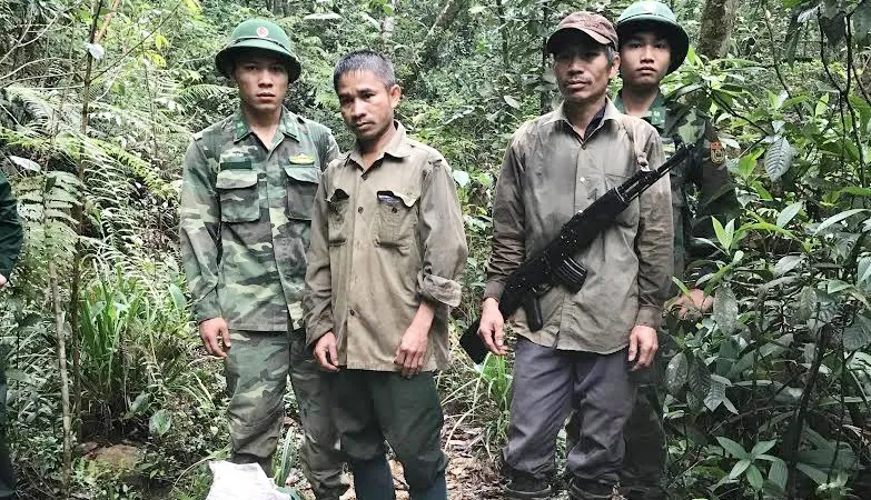 Hai đối tượng Mạnh và Mai tại thời điểm bị Bộ đội Biên phòng bắt giữ.
