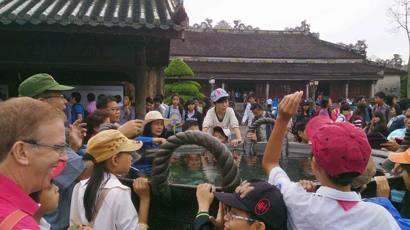 Rất đông du khách tham quan Đại nội Huế