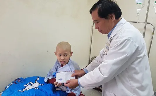Trao tiền giúp nhiều bệnh nhân nghèo miền Trung