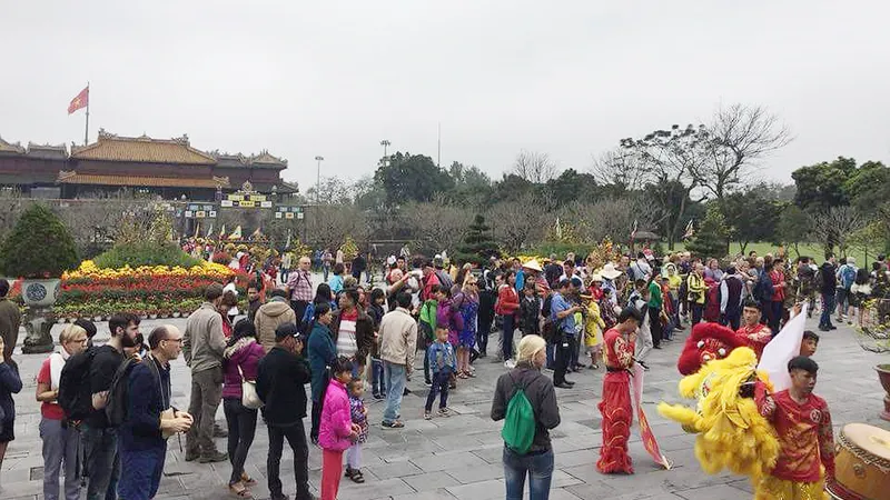 Rất đông du khách tham quan Đại nội Huế