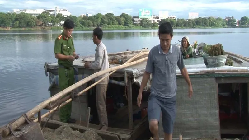 Bắt quả tang hàng loạt đối tượng khai thác cát sỏi trái phép sông Hương