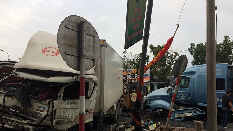 Container nổ lốp gây tai nạn khiến 3 người bị thương