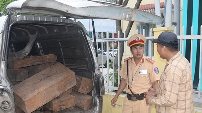 Liên tục phát hiện 2 ô tô vận chuyển gỗ lim, gỗ trắc trái phép