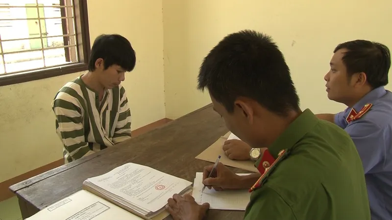 Khoa đang khai nhận hành vi phạm tội tại Công an TP Huế.