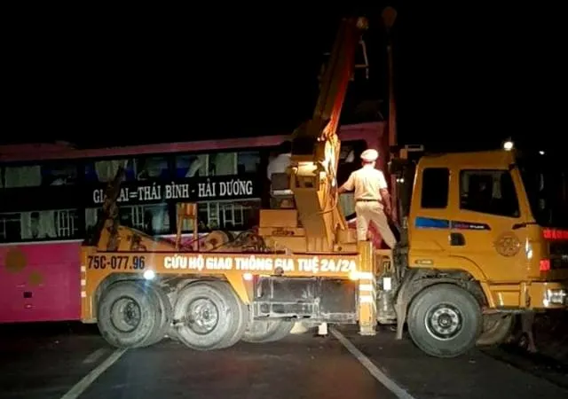 Xe khách đâm vào vách núi, nhiều người bị thương