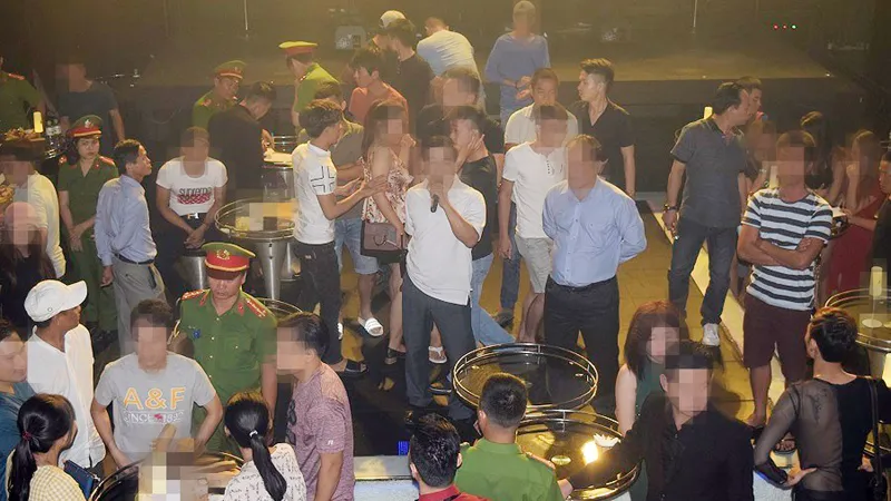 Đại tá Lê Văn Vũ ,Phó Giám đốc Công an tỉnh Thừa Thiên – Huế táo sơ mi xanh) trực tiếp chỉ đạo kiểm tra hành chính và bắt giữ số lượng lớn ma túy tổng hợp tại Bar ASTA