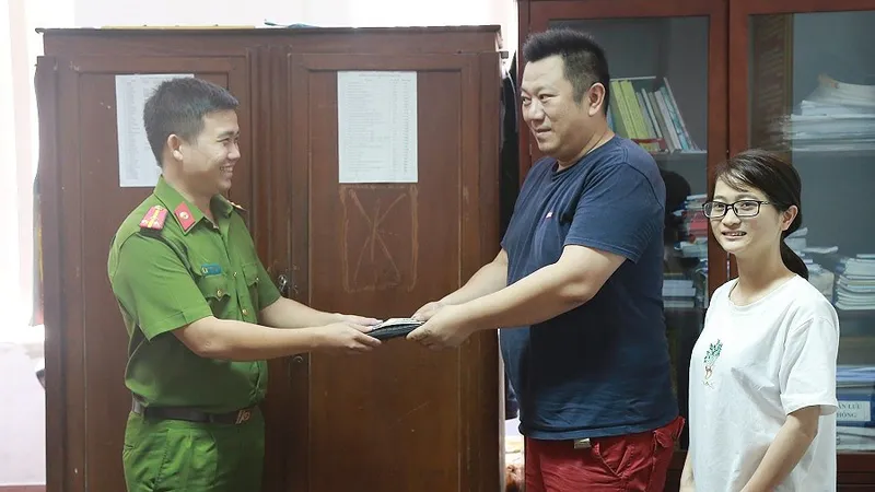 Phòng Cảnh sát hình sự Công an tỉnh Thừa Thiên - Huế trao trả tài sản du khách người Nhật Bản- ông Hidenori Ushio.