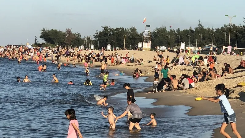 Người dân đổ xô ra biển tránh nắng nóng