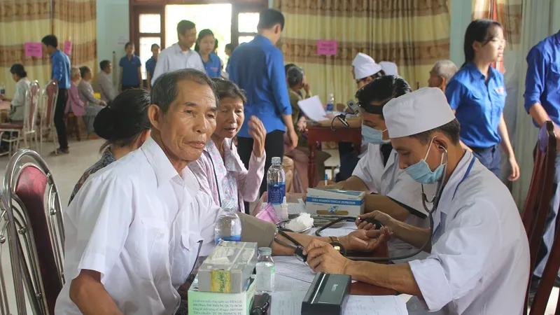 500 người dân là các đối tượng chính sách, hộ nghèo được khám chữa bệnh miền phí. 