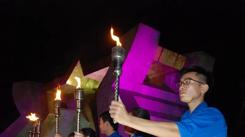 Thắp nến tri ân các anh hùng liệt sĩ tại nghĩa trang liệt sĩ quốc gia Đường 9.