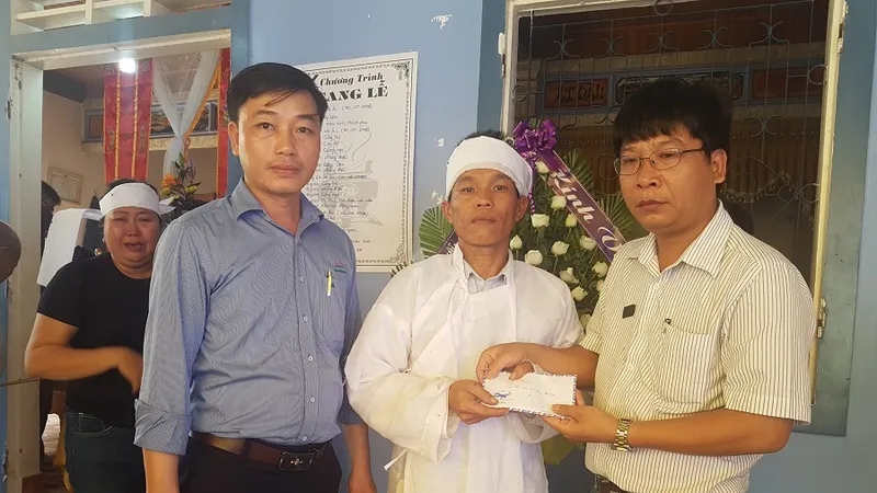 Đại diện Báo SGGP trao tiền hỗ gia đình chú rể Nguyễn Khắc Long - nạn nhân trong vụ tai nạn giao thông thảm khốc tại Quảng Nam. 