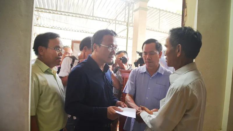 Phó Chủ tịch chuyên trách Ủy ban ATGT quốc gia Khuất Việt Hùng thăm hỏi, hỗ trợ gia đình bị nạn 