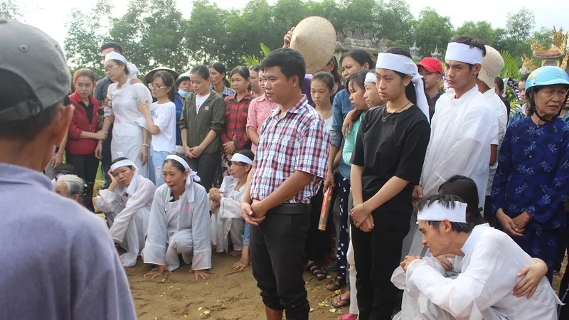 Người thân đau xót tiễn biệt các nạn nhân về nơi an nghỉ cuối cùng.