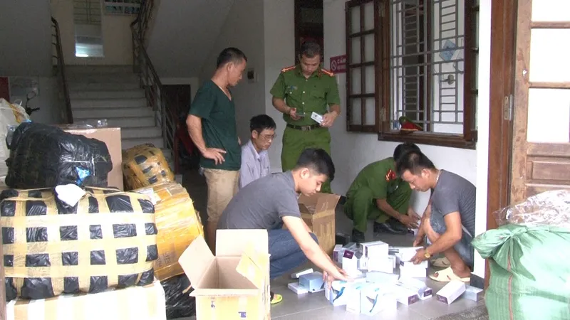 Bắt ô tô chở 45 bình khí gây cười và nhiều hàng hóa không rõ nguồn gốc