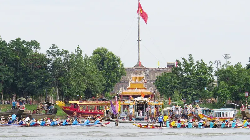 Các đội đua ghe tranh tài.