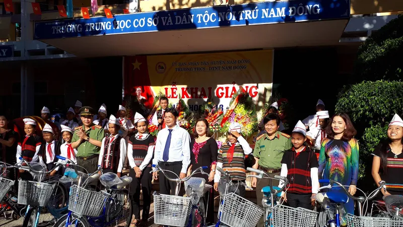 Hàng ngàn suất quà cho học sinh nghèo nhân ngày khai giảng
