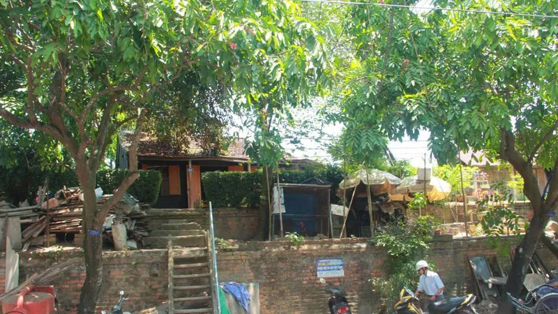 Hàng ngàn hộ dân đang sống "treo" trên Kinh thành Huế.