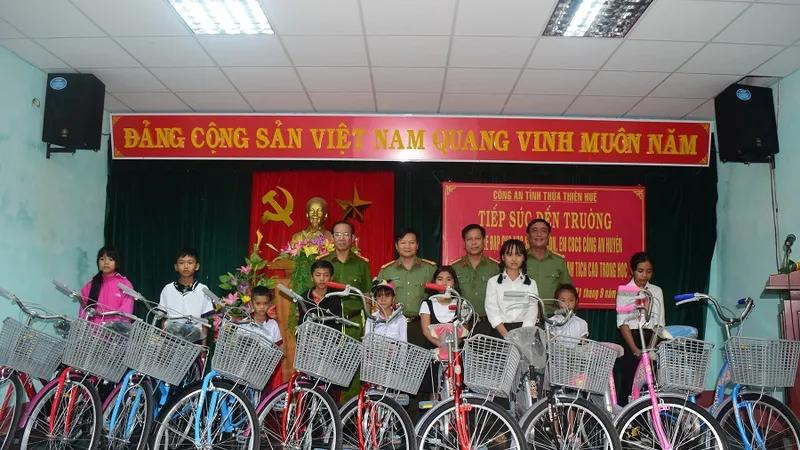 Tặng xe đạp cho trẻ em vượt khó học giỏi tại huyện A Lưới