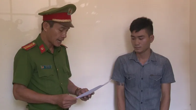 Công an đọc lệnh bắt giam Lê Hoài Lộc.