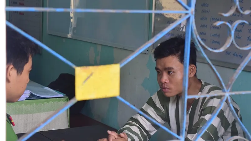 Đối tượng Trần Duy Tùng đang khai báo hành vi phạm tội. 