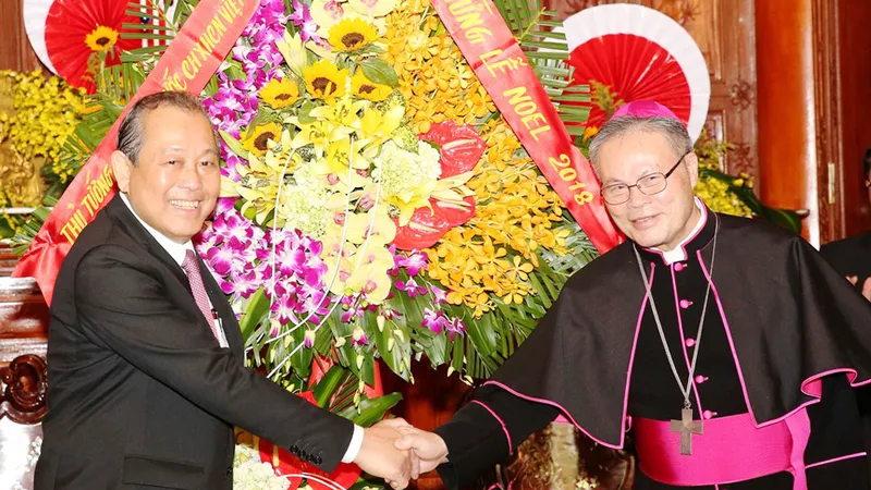 Phó Thủ tướng Trương Hòa Bình chúc mừng Tổng Giám mục Giuse Nguyễn Chí Linh, Tổng Giáo phận Huế. Ảnh: VGP