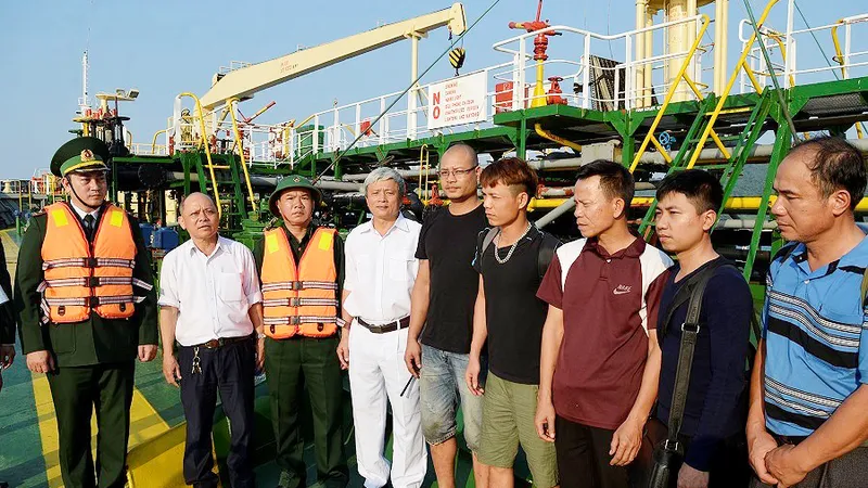 Cứu sống 9 thuyền viên bị chìm tàu giữa biển
