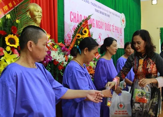 Tặng quà Quốc tế phụ nữ cho 100 bệnh nhân khuyết tật