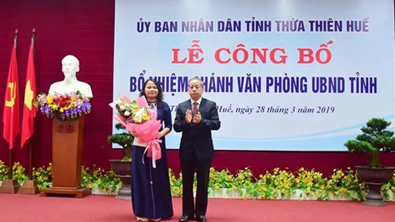 Đồng chí Phan Ngọc Thọ, Phó Bí thư Tỉnh ủy, Chủ tịch UBND tỉnh Thừa Thiên-Huế trao quyết định và tặng hoa chúc mừng bà Trần Thị Hoài Trâm.
